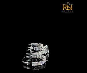 Ensemble de mariage de luxe 3 pièces en or massif avec diamants de laboratoire taille princesse et pierres latérales taille émeraude, Trio de bagues de mariage, Bijoux fins - Product Image 6