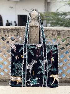 Bolso de Hombro Acolchado con Estampado de Selva Safari, Bolso Tote de Terciopelo Hecho a Mano - Product Image 3