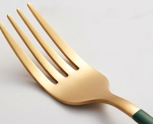 Juego de cubiertos modernos dorados con mangos verde oscuro, acabado mate, aptos para lavavajillas, para bodas o uso doméstico. - Product Image 2