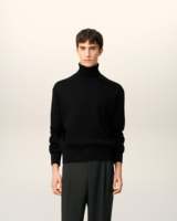 Pull en laine à col roulé noir pour homme, tricoté, couleur unie, design minimaliste, logo sur le devant, vêtement d'hiver, coupe classique