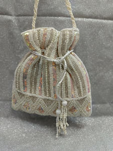 Pochette en soie faite à la main avec broderie de perles, motif floral, forme ovale, décoration de mariage, cadeau - Product Image 3