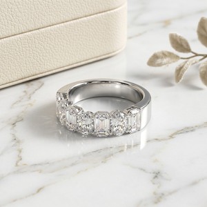 Bague à cinq pierres serties de griffes, émeraude ovale de 3,50 carats, forme mixte - Product Image 2