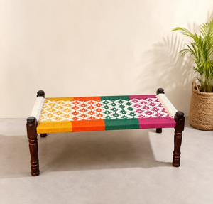 Modèle miniature décoratif de charpai en bois avec tissu brodé jaune et corde bleue, disponible à prix de gros. - Product Image 2