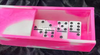 Hogar de madera decorativo y niños jugando juego de dominó con incrustaciones de latón caja de juego de dominó para venta al por mayor