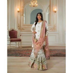 เสื้อทรงเอไลน์คอโอแบบแฮนด์เมด พร้อมกางเกงพลัสซาและผ้าคลุมไหล่ สำหรับงานปาร์ตี้ ตกแต่งด้วยงานปักลายดอกไม้หนาแน่น ลายพิมพ์ดอกไม้ เอวทรงธรรมชาติ ปักลาย - Product Image 2