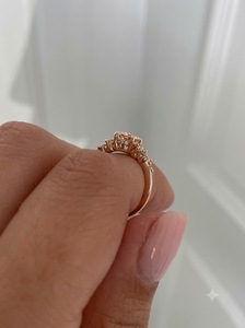 Bague classique en diamant rose clair taille ovale avec pierres latérales blanches, plaqué or rose 14 carats - Cadeau d'anniversaire et de mariage - Product Image 3