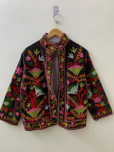 Veste d'hiver unisexe vintage noire avec motif Suzani brodé de fleurs en coton rempli de vêtements d'extérieur ethniques chics - Product Image 3