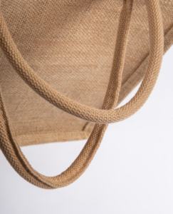 Sac fourre-tout promotionnel en jute avec revêtement imperméable et impression de logo personnalisé - Product Image 3