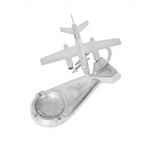 Cendrier d'avion en aluminium Ilyushin IL28 Beagle vintage des années 1940. L'objet ressemble à un cendrier vintage des années 1940. - Product Image 1