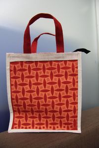 Sac de courses moyen à motif losanges en tissu non tissé rouge avec fermeture éclair, sac fourre-tout à main pour l'épicerie - Product Image 2