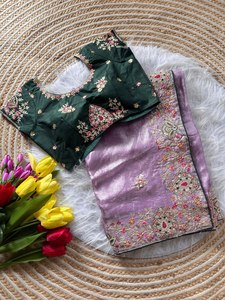 Sari en soie de nylon riche et luxueux, magnifiquement orné de broderies dorées épaisses, avec une blouse contrastante pour un look royal. - Product Image 3