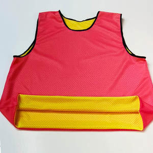 Combinaison d'entraînement d'hiver réversible et respirante personnalisée |   Gilet de sport en maille jaune et rose avec nom d'équipe |   Haut sans manches double couche - Product Image 2