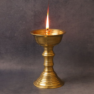 Lámpara de aceite tradicional de latón Kalanjiam Temple Diya, hecha a mano, para decoración de Pooja - Product Image 1