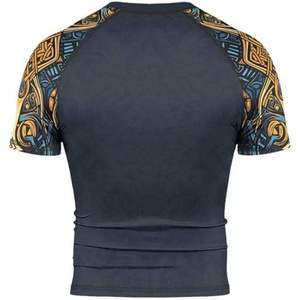 Chemise de compression à manches courtes imprimée numériquement, 100 % polyester, pour homme, qualité supérieure, prix bas, coupe ajustée. - Product Image 4