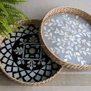 Bandeja redonda de ratán con incrustaciones de madreperla asequible artesanal, artesanía india sofisticada para una decoración festiva de comedor elegante - Product Image 6