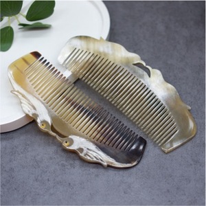 Peine de cuerno de búfalo natural para hombres y mujeres, herramienta antiestática para masaje del cuero cabelludo, herramienta para el cuidado del cabello, accesorio de peinado tradicional hecho a mano - Product Image 2
