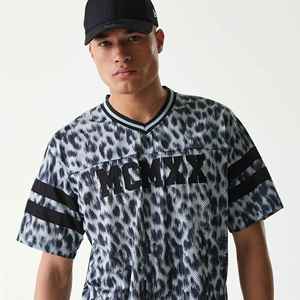 Camiseta Deportiva Corta Personalizada de Malla Transpirable con Estampado por Sublimación, Estilo Urbano - Product Image 3