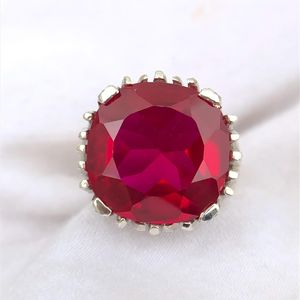 แหวนหมั้นทับทิมสำหรับผู้หญิง แหวนเงินแท้ 925 ประดับทับทิมเม็ดใหญ่สีแดง แหวนพลอยประจำเดือนกรกฎาคม ของขวัญเครื่องประดับสำหรับเธอ - Product Image 4