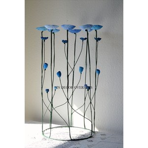 Sculpture florale en fer forgé artisanale, design moderne et créatif, aspect élégant, décoration sur pied pour salon. - Product Image 1