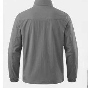 Chaqueta de senderismo impermeable de alto rendimiento, nueva moda, con cuello alto, logotipo personalizado, cortavientos, con cremallera completa, para hombre. - Product Image 2