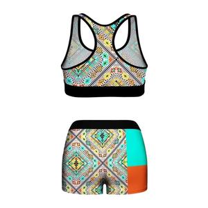 ชุดออกกำลังกายโยคะ พิลาทิส และฟิตเนสสำหรับผู้หญิง แบบขายส่งสั่งทำได้ ประกอบด้วยเสื้อชั้นในกีฬาแบบกลับด้านได้ และกางเกงขาสั้นเอวสูงปักโลโก้ด้านหน้า - Product Image 2