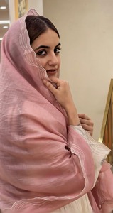 Robe Anarkali blanche en faux georgette épaisse avec broderie florale et dupatta rose, coupe ample, longueur au sol, tenue traditionnelle indienne - Product Image 3