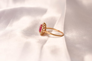 Bague Halo en or jaune massif 18 carats avec rubis rouge naturel et diamants – Bande de pierres précieuses ovales en grappe – Pierre de naissance de luxe pour le mois de juillet - Product Image 5