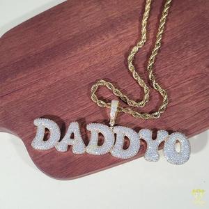 จี้เพชรโมอิสซาไนต์ฮิปฮอป "DADDYO" พร้อมสร้อยคอเชือกชุบทองสำหรับผู้ชาย - Product Image 1