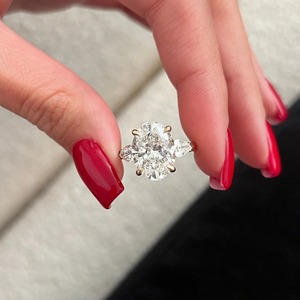 Bague de fiançailles à trois pierres en diamant ovale de 5,7 carats F VVS2 cultivé en laboratoire, certifiée IGI, or 14K/18K pour femmes - Product Image 5