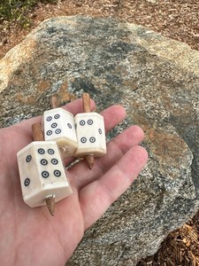 ลูกเต๋าทำมือสไตล์ไวกิ้ง/ยุคกลาง งานฝีมือชั้นเยี่ยม หนา 3/4 นิ้ว สินค้ามาใหม่ - Product Image 3