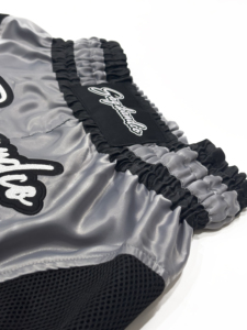 Shorts de Muay Thai Argentés et Noirs Premium – Shorts de Boxe Thaïlandaise Extensibles, Séchage Rapide et Respirants pour des Performances d'Élite - Product Image 5
