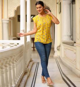 Haut jaune en rayonne à imprimé floral pour femme, coupe classique, avec manches plissées et col rond, conçu pour un style décontracté estival mondial - Product Image 3