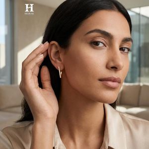 Pendientes de Aro con Diamantes en Forma de V de Oro de 14K, Joyería Fina Geométrica Moderna de Fabricante - Product Image 2