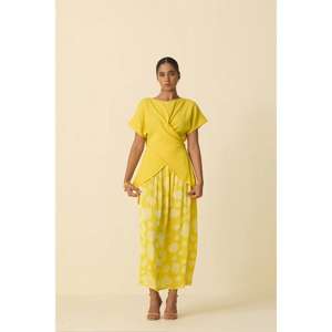 Robe jaune superposée pour femme avec haut style cache-cœur et jupe longue imprimée – Idéale pour l'été - Product Image 1