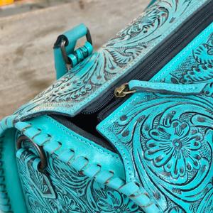 Bolsa de Viaje de Cuero Turquesa de Lujo con Relieve, Cierre de Concho, Cremallera Superior y Asa, para Mujer - Product Image 6