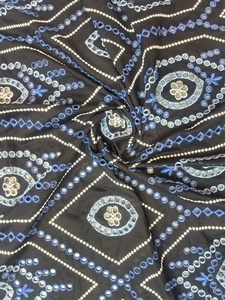 Tissu en coton noir de jais en gros avec broderie géométrique losanges bleu roi, bleu ciel et blanc et bordure pour vêtements - Product Image 3