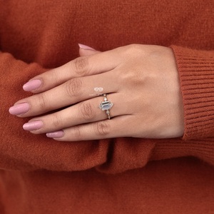 Anillo de Compromiso de Oro Amarillo de 10k con Diamante Corte Esmeralda para Mujer, Calidad Estándar, Estilo Clásico Natural - Product Image 5