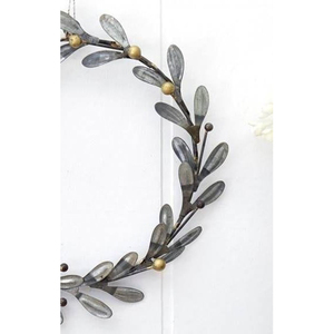 Corona rústica de zinc bellamente elaborada con hojas de metal envejecido y adornada con bayas doradas brillantes, decoración navideña - Product Image 6