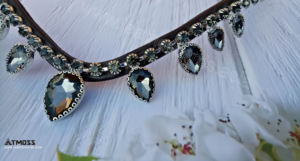 Fronture de cheval en cuir noir faite à la main avec pierres en cristal en forme de goutte suspendues – Décoration de bridon de qualité supérieure - Product Image 5