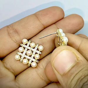 Boucles d'oreilles clous en perles plaquées or, design géométrique carré, bijoux élégants pour femmes - Product Image 4
