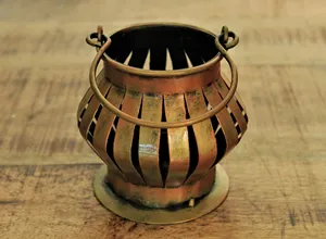 Porte-bougie vintage en métal alliant fonctionnalité et beauté, transformant une simple bougie en une décoration d'exception. - Product Image 4