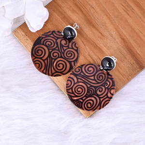 Boucles d'oreilles pendantes en résine avec onyx noir naturel et nacre |   Argent sterling 925 - Product Image 4