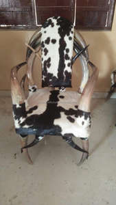 Silla de Cuerno de Buey/Vaca Auténtica Fabricada en Europa, Cómoda, Resistente, Diseñada con Tallados Religiosos de Animales, Tacto Real, Pulido Natural - Product Image 6