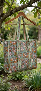 Bolso Tote Acolchado Étnico con Estampado Floral The Mountain Boy, Estilo Cuatro Estaciones, Diseño de Asa con Patrón Verde y Naranja - Product Image 4