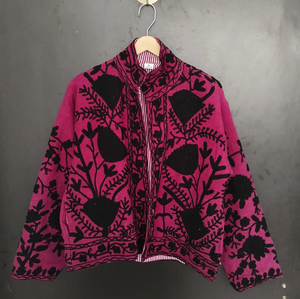 Chaqueta Acolchada de Algodón Bordada Artesanalmente en Color Magenta Vibrante con Motivos Botánicos Negros Intensos, Ecológica y Transpirable para Invierno - Product Image 1