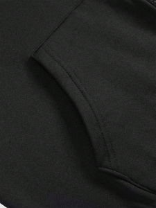 Sudadera con capucha gótica negra para hombre al por mayor con estampado tribal blanco, ajuste regular, de algodón tejido, estilo otoño - Product Image 4