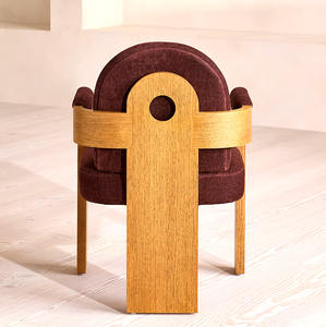 Silla de Comedor Moderna y Lujosa, Tapizada, con Brazos de Madera Sólida y Estructura Escultural de Roble, para Hoteles Boutique y Villas - Product Image 4