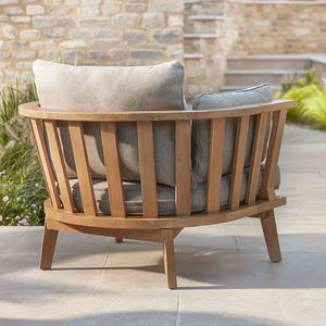 Ensemble de chaises longues Bora avec structure en teck courbé et coussins moelleux confortables, finition naturelle, pour usage extérieur. - Product Image 2