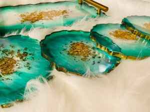 Plateau de service en résine époxy polie avec poignées métalliques pour organiser les bijoux, la vanité et les cadeaux, idéal pour la maison, la cuisine et la table. - Product Image 4