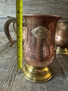 Mug en cuivre classique avec poignée en laiton, idéal pour servir de la bière, des cocktails, du thé, du café et pour la présentation de matériel de bar vintage, provenant d'Inde. - Product Image 4